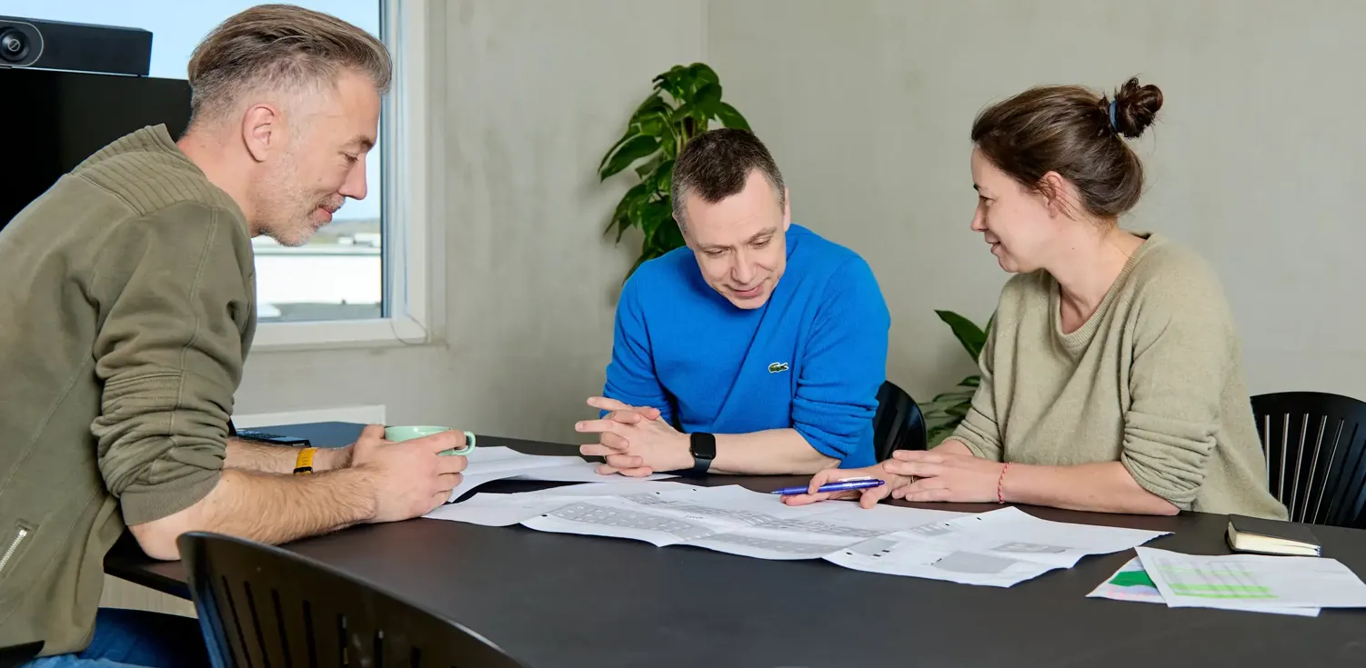 Ingenieurs kijken naar technische tekeningen