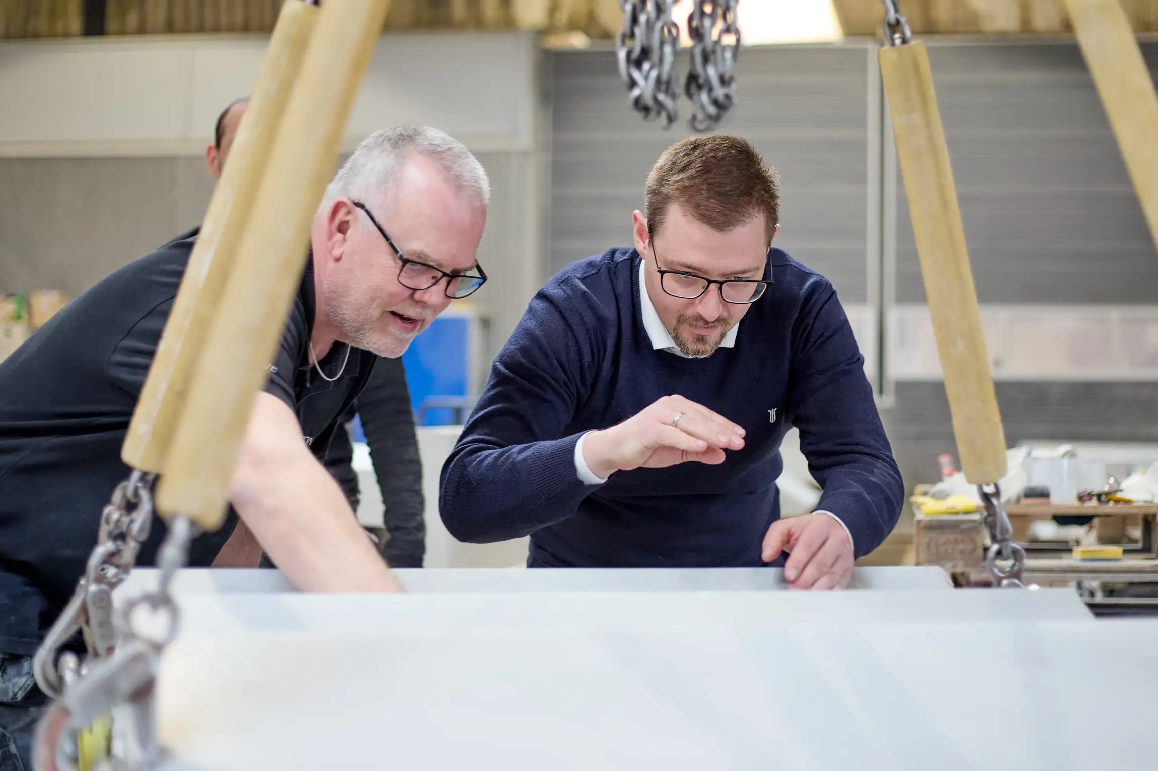 Een kantoormedewerker bekijkt betonelementen