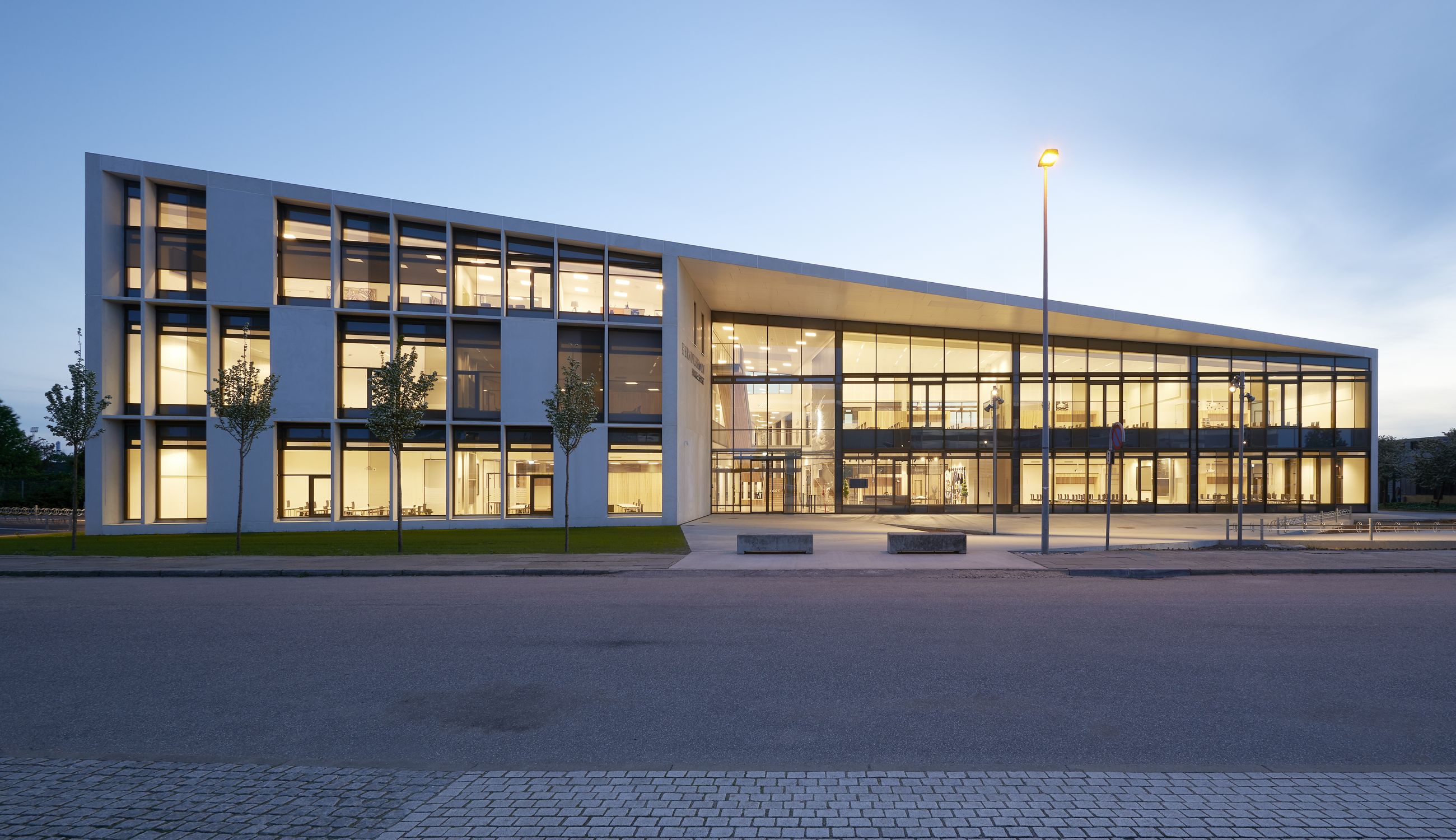 School building. Дания архитектура неомодернизм. Архитектура школа Litherland High School. Школа Финляндии фасад дерево. Школы Канады архитектура фасады.